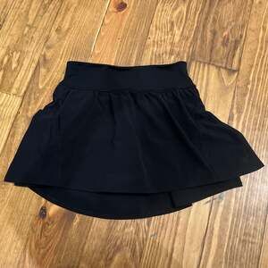 SPANX 14" Get Moving Skort –